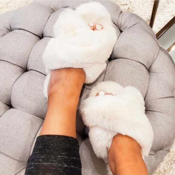 🤩New family pro fur fluffy slippers size small fits 7, 7.5, 8 - Picture 9 of 12
